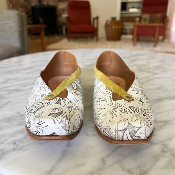 CYDWOQ Floral Embossed Leather Flats Handmade Size 8 - Picture 4 of 6